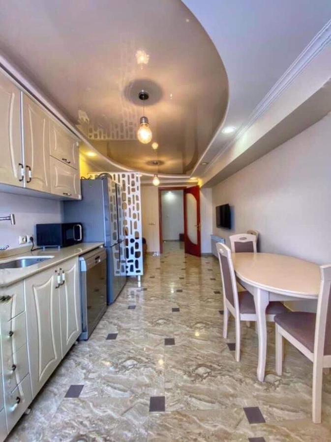 Apartment Dolphin Batumi Exterior photo